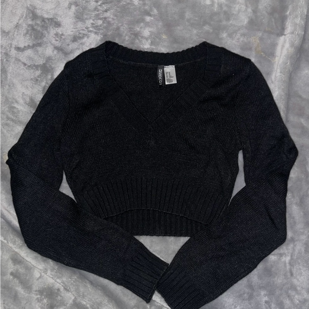 H&M black cropped knit v neck sweater